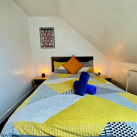 Space For Groups, 10 Mins From Queen St! Кардифф Экстерьер фото