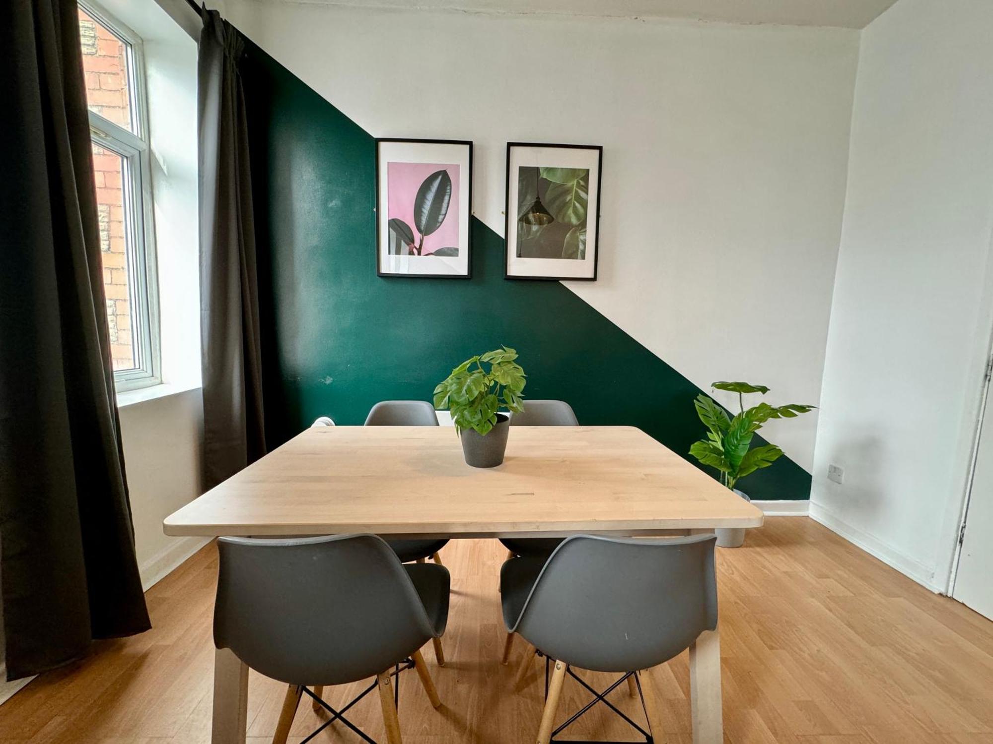 Space For Groups, 10 Mins From Queen St! Кардифф Экстерьер фото